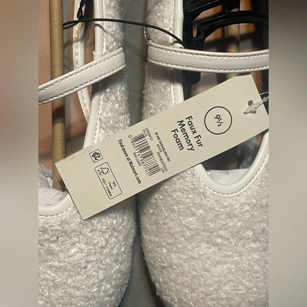 NWT No Boundaries Mary Jane Flats‎ Faux Shearling White Size 9.5 with Buckle